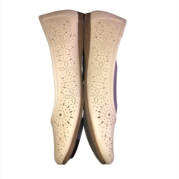 CLIFFS BY WHITE MOUNTAIN Karen Shoes Women's Size US8 Off White Flats Perforate - Picture 9 of 10